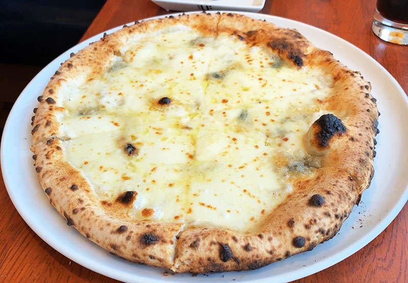 エキポンテベッキオのピザ