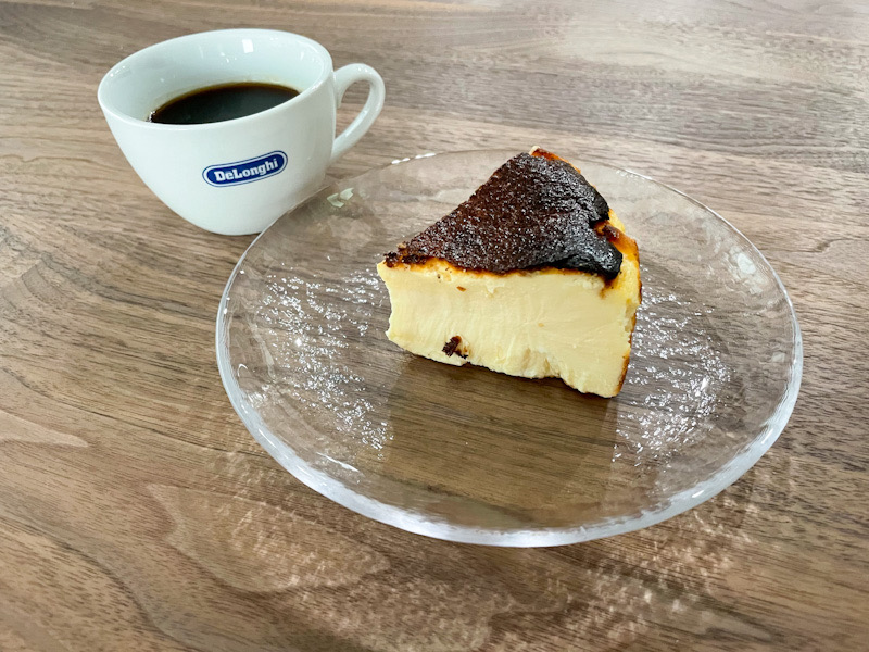 バスクチーズケーキとコーヒー【幸せの黄色い糸】